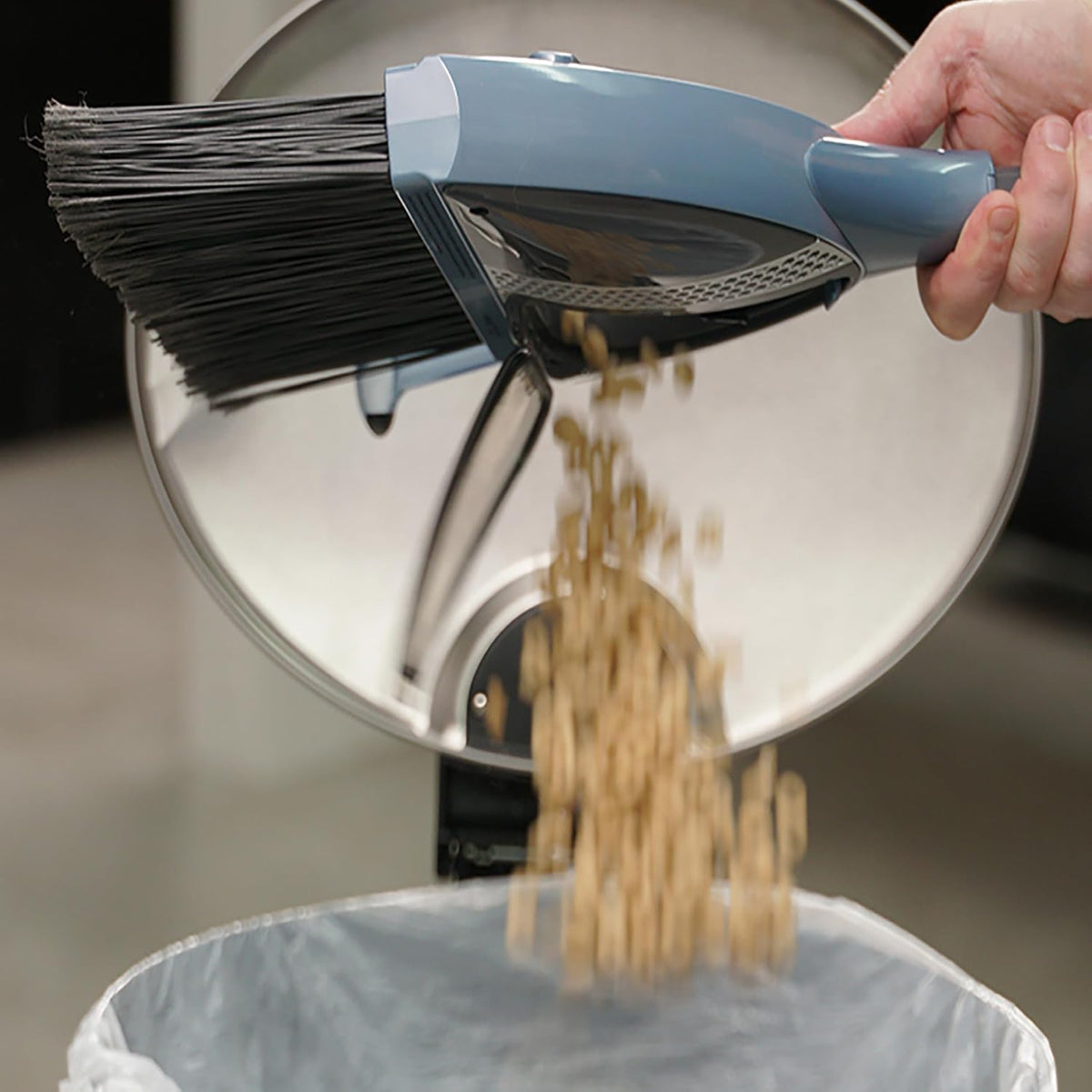 XkupaPlus+ 2-in-1 Electric Vacuum Broom